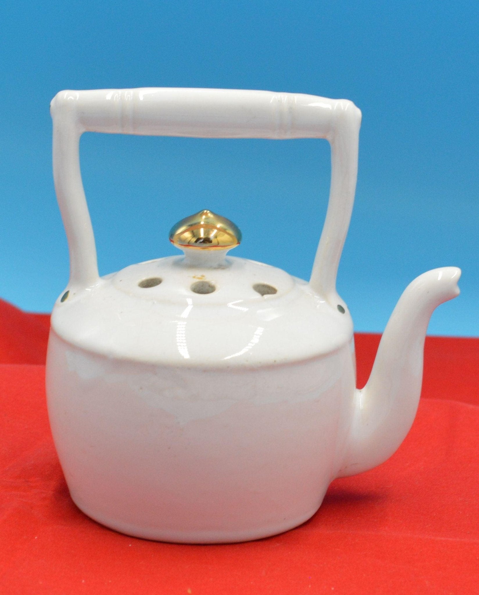 SOUVENIR REGINA INDUSTRIES ORNAMENTAL POMANDER KETTLE DEPICTING A MAP OF KENT - TMD167207