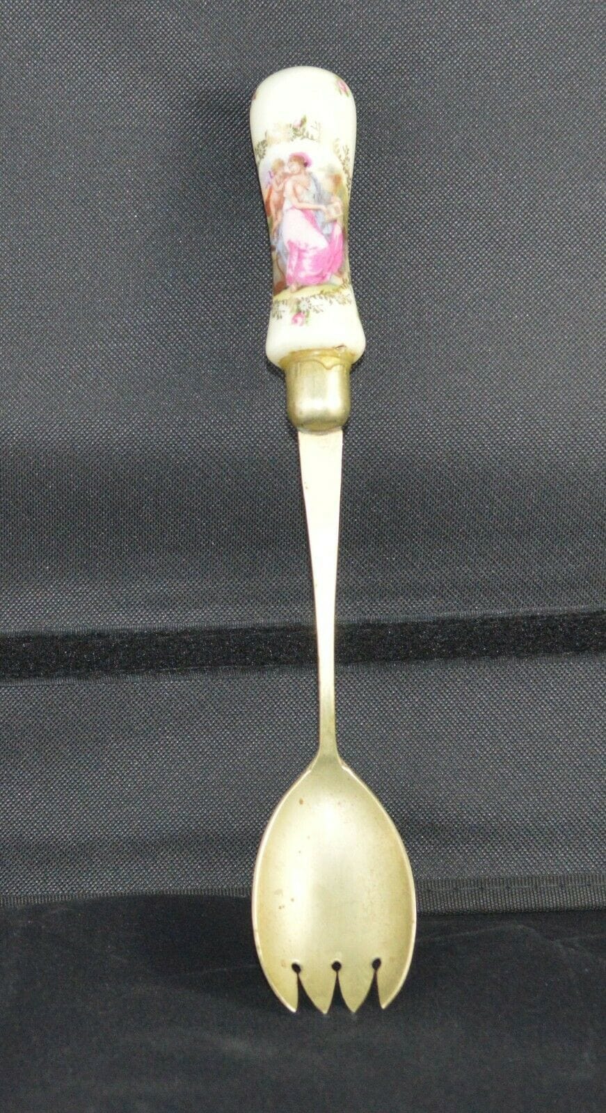 TABLEWARE E.P.N.S. SERVING FORK WITH PICTURE HANDLE ( PREVIOUSLY OWNED)FAIRLY GOOD CONDITION - TMD167207