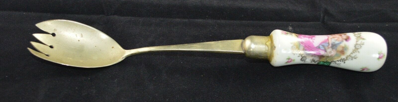 TABLEWARE E.P.N.S. SERVING FORK WITH PICTURE HANDLE ( PREVIOUSLY OWNED)FAIRLY GOOD CONDITION - TMD167207