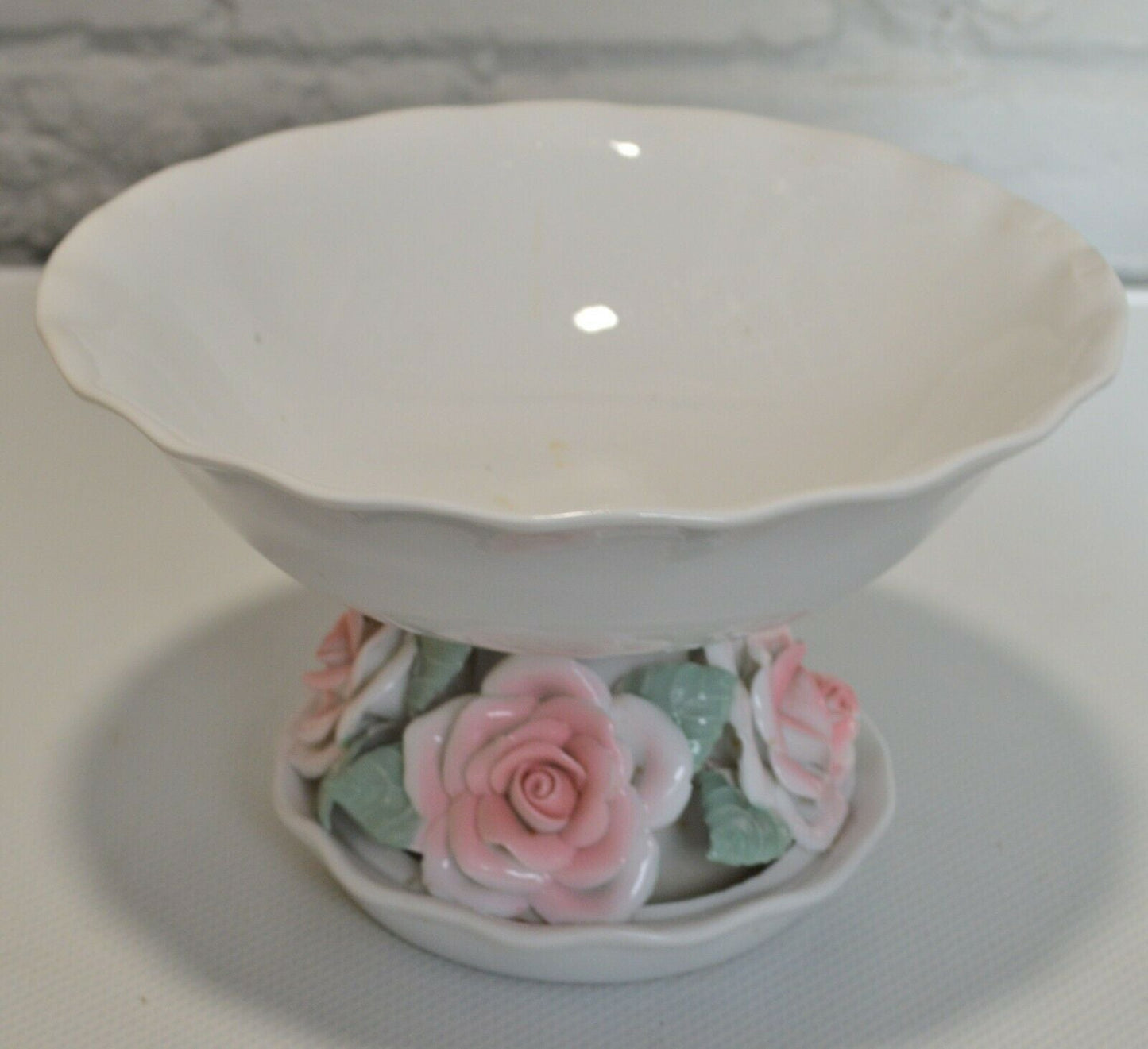 TABLEWARE FOUR DECORATIVE ITEMS WITH PINK ROSES BASKETS BOWL & VASE( PREVIOUSLY OWNED) GOOD CONDITION - TMD167207