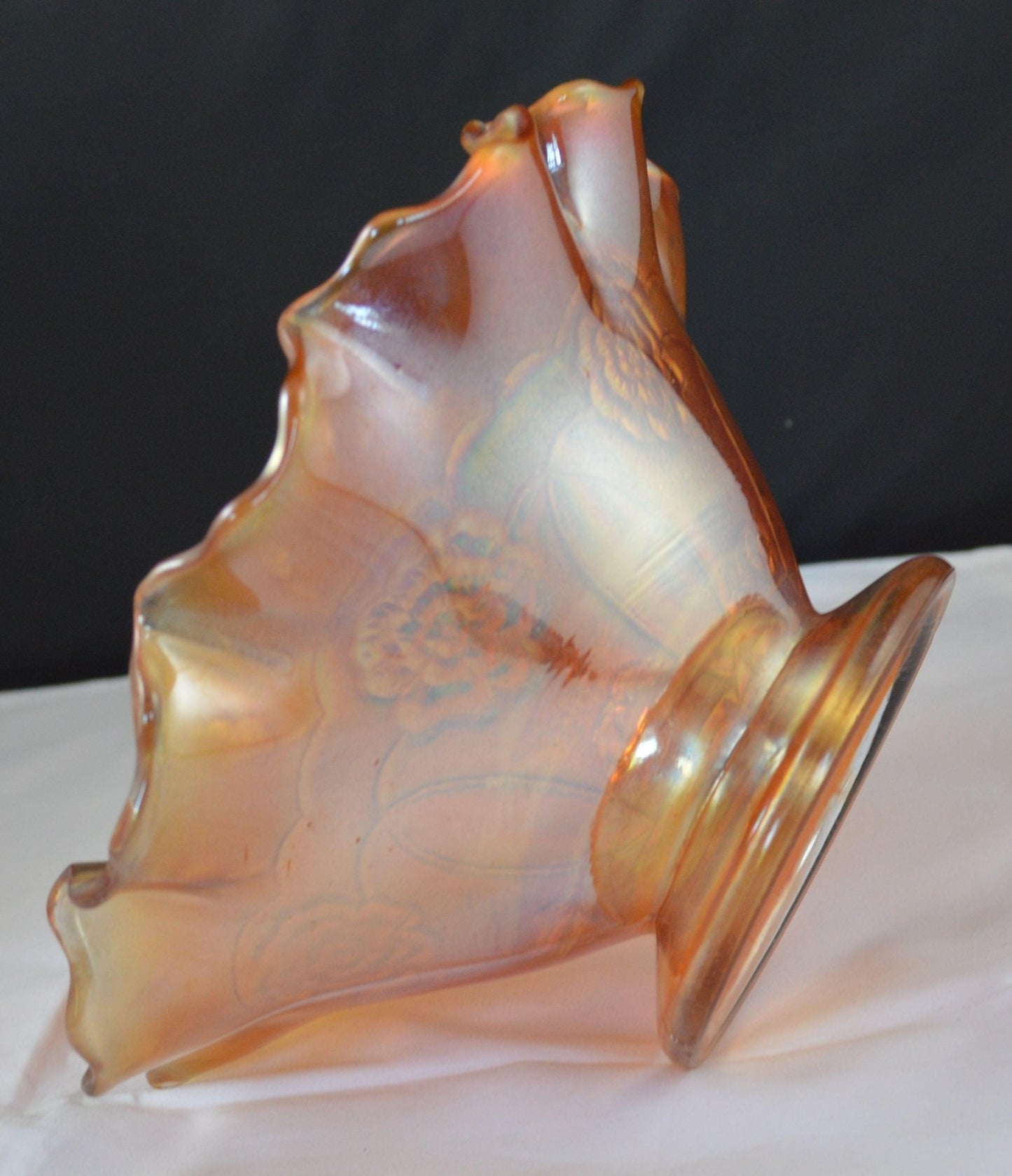VINTAGE CARNIVAL GLASS BOWL WITH FLORAL PATTERN(PREVIOUSLY OWNED)FAIRLY GOOD CONDITION - TMD167207