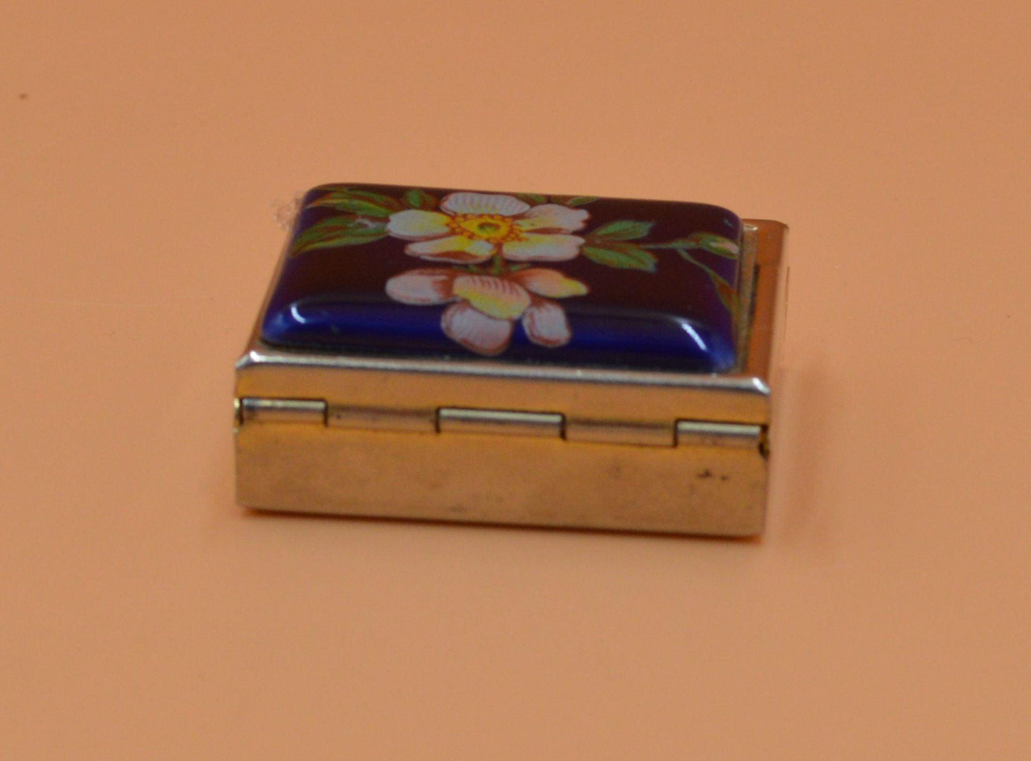 VINTAGE METAL PILL BOX WITH BLUE LID - TMD167207